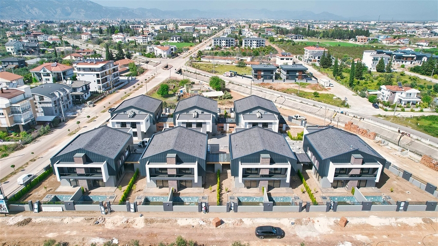 فلل في مجمع 4 + 1 في منطقة دوشيميالتي-أنطاليا 