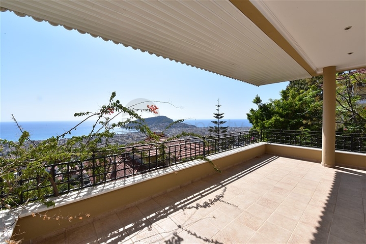 فيلا اطلالة بحرية في الانيا - مستقلة - تصميم 5 غرف وصالة - في مركز الانيا