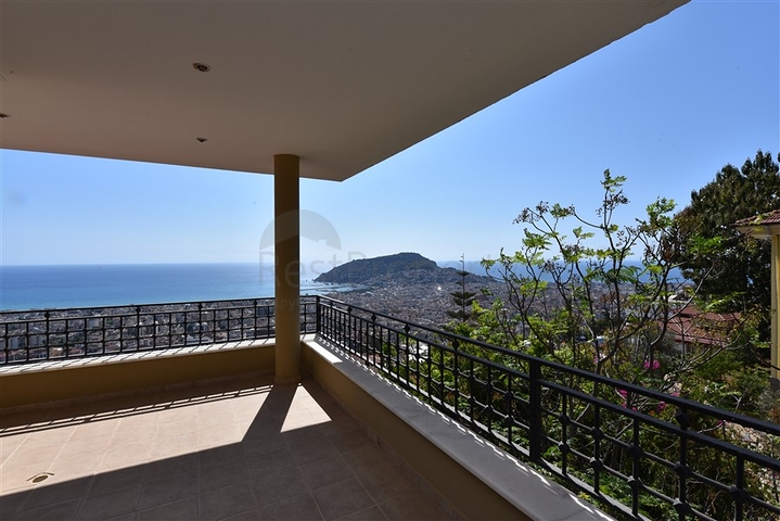 فيلا اطلالة بحرية في الانيا - مستقلة - تصميم 5 غرف وصالة - في مركز الانيا