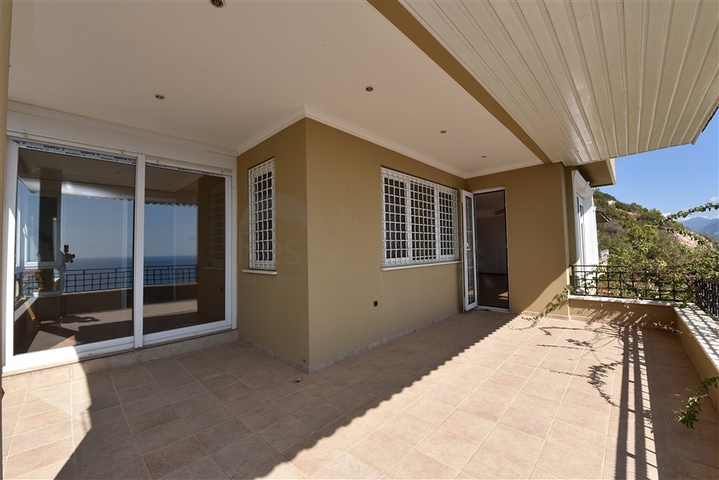 فيلا اطلالة بحرية في الانيا - مستقلة - تصميم 5 غرف وصالة - في مركز الانيا