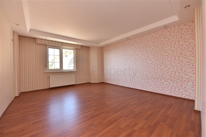 فيلا اطلالة بحرية في الانيا - مستقلة - تصميم 5 غرف وصالة - في مركز الانيا