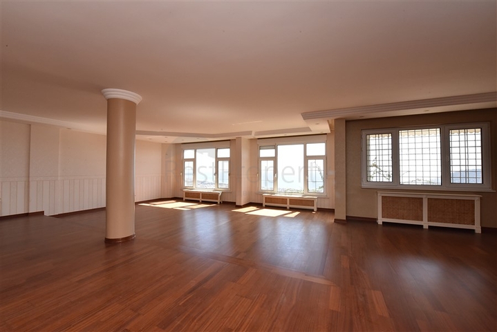 فيلا اطلالة بحرية في الانيا - مستقلة - تصميم 5 غرف وصالة - في مركز الانيا