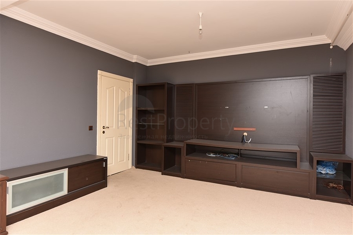 فيلا اطلالة بحرية في الانيا - مستقلة - تصميم 5 غرف وصالة - في مركز الانيا