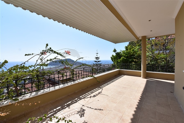 فيلا اطلالة بحرية في الانيا - مستقلة - تصميم 5 غرف وصالة - في مركز الانيا