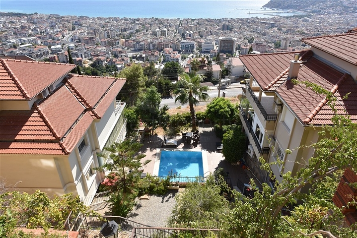 فيلا اطلالة بحرية في الانيا - مستقلة - تصميم 5 غرف وصالة - في مركز الانيا