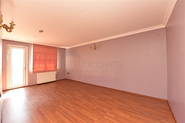 فيلا اطلالة بحرية في الانيا - مستقلة - تصميم 5 غرف وصالة - في مركز الانيا