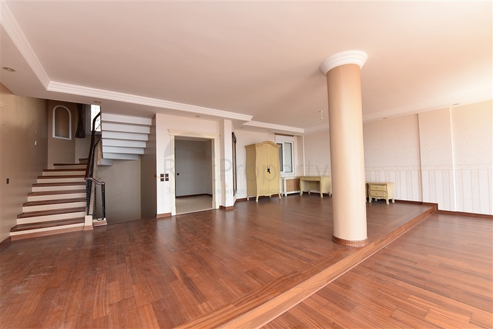 فيلا اطلالة بحرية في الانيا - مستقلة - تصميم 5 غرف وصالة - في مركز الانيا