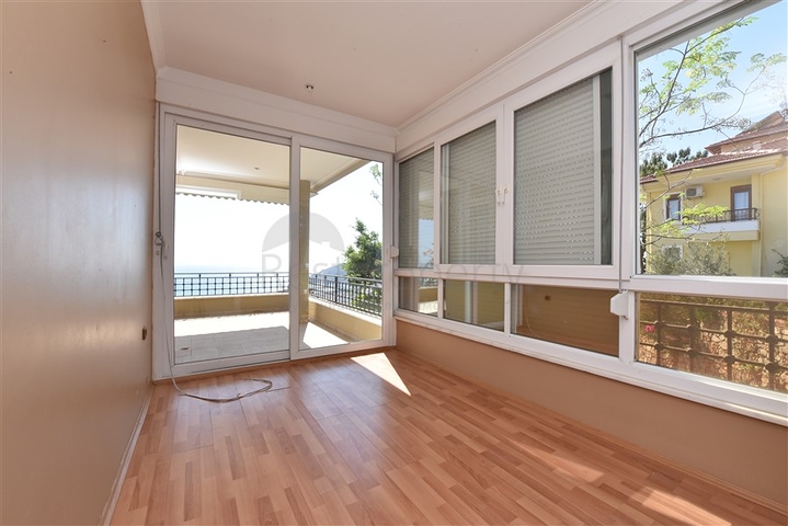 فيلا اطلالة بحرية في الانيا - مستقلة - تصميم 5 غرف وصالة - في مركز الانيا