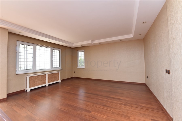 فيلا اطلالة بحرية في الانيا - مستقلة - تصميم 5 غرف وصالة - في مركز الانيا