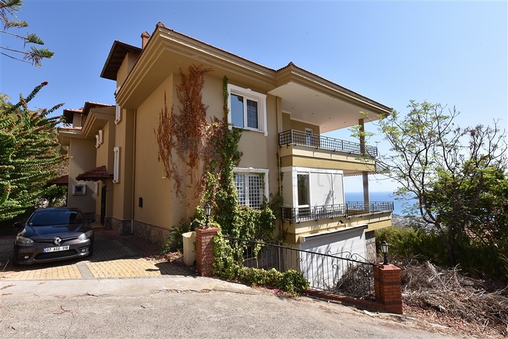 فيلا اطلالة بحرية في الانيا - مستقلة - تصميم 5 غرف وصالة - في مركز الانيا