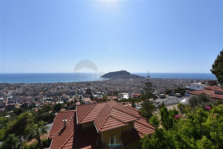 فيلا اطلالة بحرية في الانيا - مستقلة - تصميم 5 غرف وصالة - في مركز الانيا