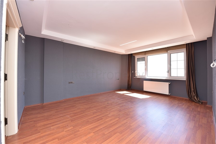 فيلا اطلالة بحرية في الانيا - مستقلة - تصميم 5 غرف وصالة - في مركز الانيا