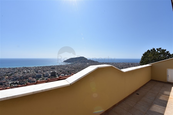 فيلا اطلالة بحرية في الانيا - مستقلة - تصميم 5 غرف وصالة - في مركز الانيا