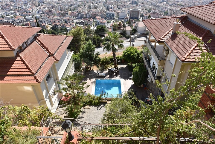 فيلا اطلالة بحرية في الانيا - مستقلة - تصميم 5 غرف وصالة - في مركز الانيا