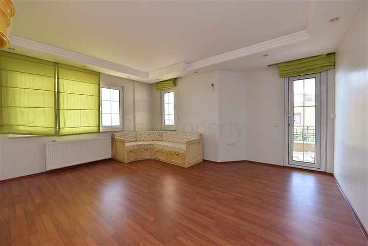 فيلا اطلالة بحرية في الانيا - مستقلة - تصميم 5 غرف وصالة - في مركز الانيا