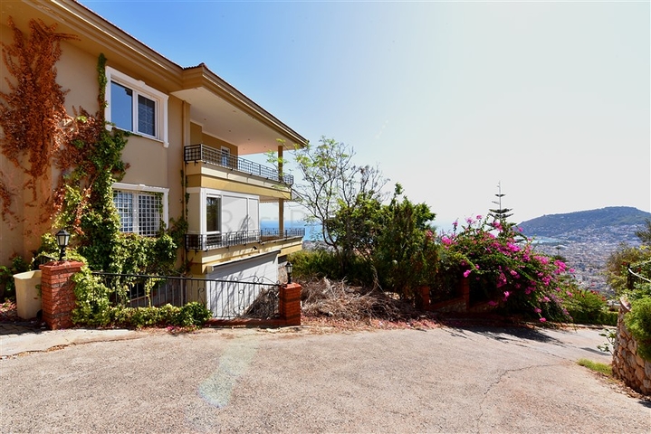 فيلا اطلالة بحرية في الانيا - مستقلة - تصميم 5 غرف وصالة - في مركز الانيا