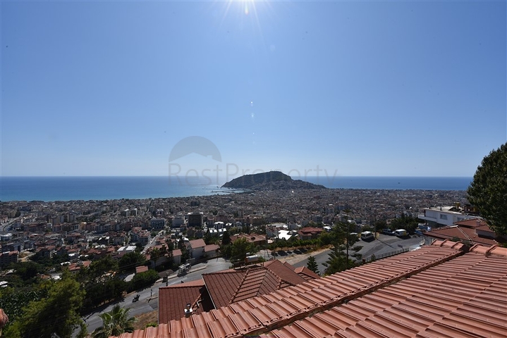 فيلا اطلالة بحرية في الانيا - مستقلة - تصميم 5 غرف وصالة - في مركز الانيا