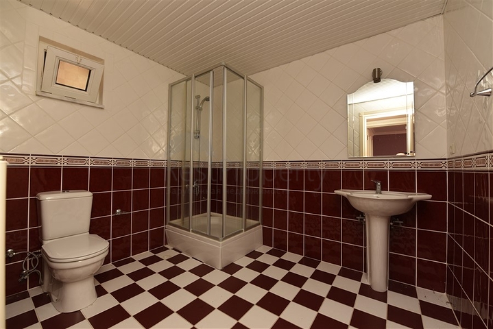 فيلا اطلالة بحرية في الانيا - مستقلة - تصميم 5 غرف وصالة - في مركز الانيا