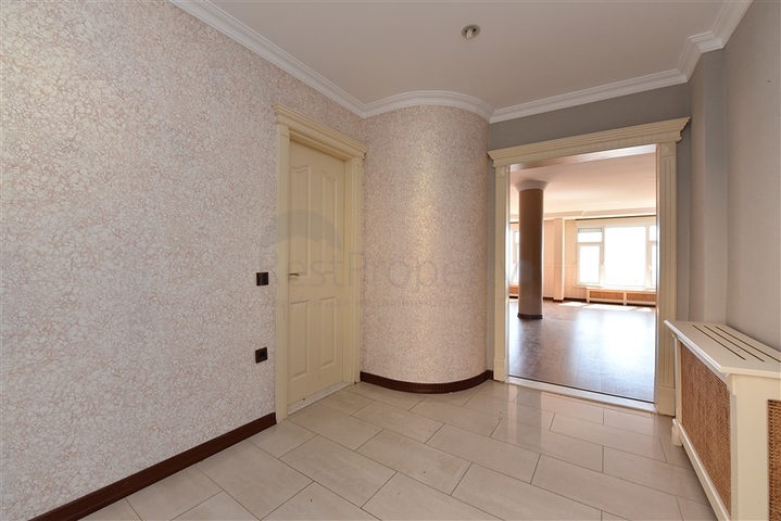 فيلا اطلالة بحرية في الانيا - مستقلة - تصميم 5 غرف وصالة - في مركز الانيا