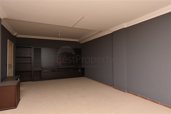 فيلا اطلالة بحرية في الانيا - مستقلة - تصميم 5 غرف وصالة - في مركز الانيا