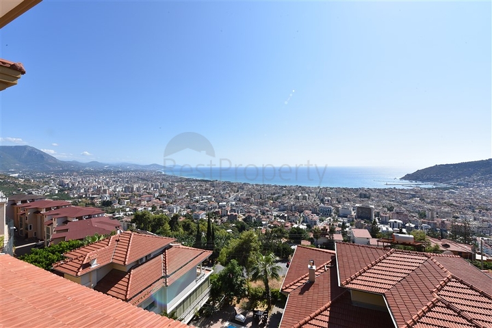 فيلا اطلالة بحرية في الانيا - مستقلة - تصميم 5 غرف وصالة - في مركز الانيا