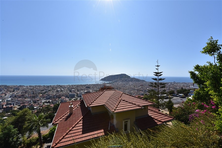 فيلا اطلالة بحرية في الانيا - مستقلة - تصميم 5 غرف وصالة - في مركز الانيا