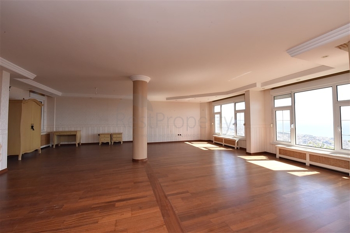 فيلا اطلالة بحرية في الانيا - مستقلة - تصميم 5 غرف وصالة - في مركز الانيا