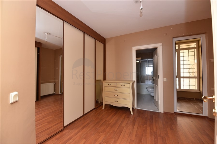 فيلا اطلالة بحرية في الانيا - مستقلة - تصميم 5 غرف وصالة - في مركز الانيا