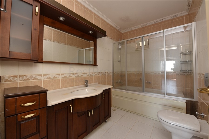 فيلا اطلالة بحرية في الانيا - مستقلة - تصميم 5 غرف وصالة - في مركز الانيا