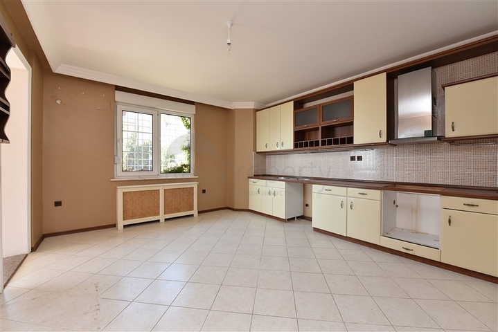 فيلا اطلالة بحرية في الانيا - مستقلة - تصميم 5 غرف وصالة - في مركز الانيا