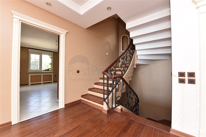 فيلا اطلالة بحرية في الانيا - مستقلة - تصميم 5 غرف وصالة - في مركز الانيا