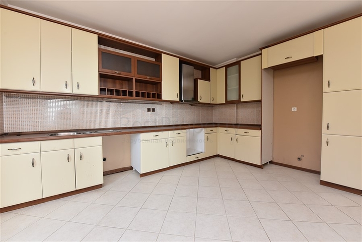 فيلا اطلالة بحرية في الانيا - مستقلة - تصميم 5 غرف وصالة - في مركز الانيا