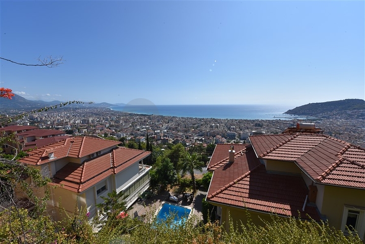 فيلا اطلالة بحرية في الانيا - مستقلة - تصميم 5 غرف وصالة - في مركز الانيا