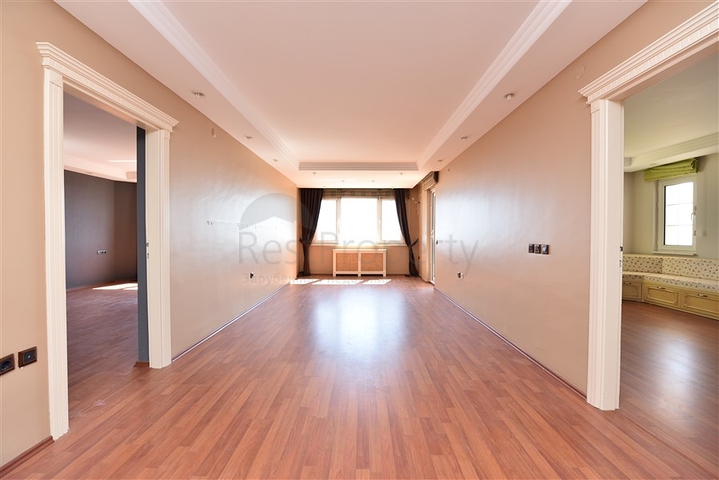 فيلا اطلالة بحرية في الانيا - مستقلة - تصميم 5 غرف وصالة - في مركز الانيا