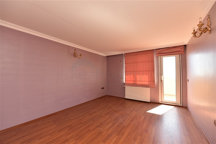 فيلا اطلالة بحرية في الانيا - مستقلة - تصميم 5 غرف وصالة - في مركز الانيا