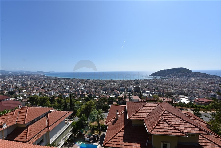 فيلا اطلالة بحرية في الانيا - مستقلة - تصميم 5 غرف وصالة - في مركز الانيا