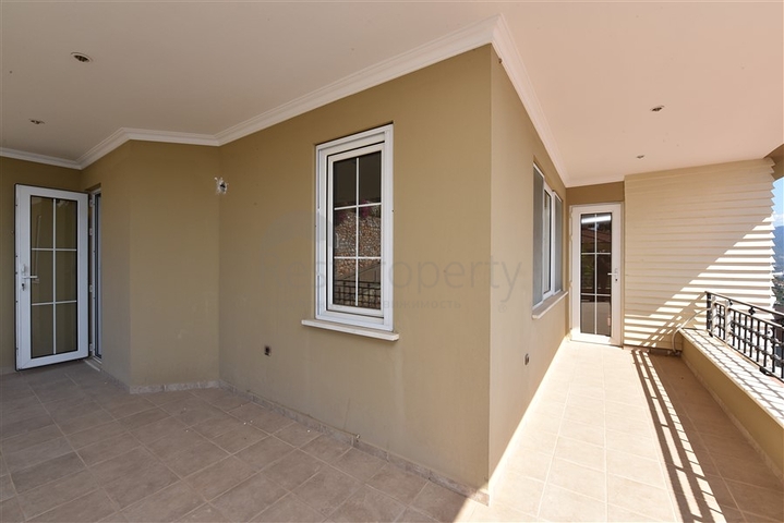 فيلا اطلالة بحرية في الانيا - مستقلة - تصميم 5 غرف وصالة - في مركز الانيا