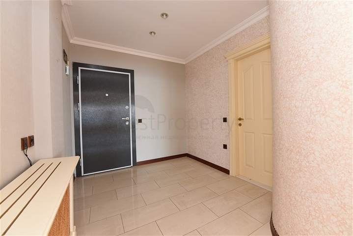 فيلا اطلالة بحرية في الانيا - مستقلة - تصميم 5 غرف وصالة - في مركز الانيا