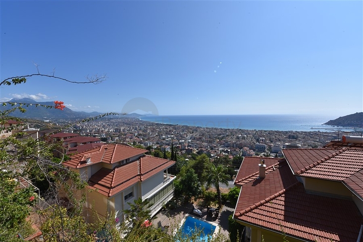 فيلا اطلالة بحرية في الانيا - مستقلة - تصميم 5 غرف وصالة - في مركز الانيا