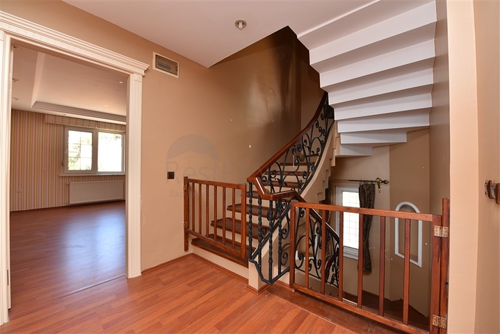 فيلا اطلالة بحرية في الانيا - مستقلة - تصميم 5 غرف وصالة - في مركز الانيا