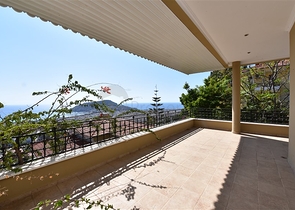 فيلا اطلالة بحرية في الانيا - مستقلة - تصميم 5 غرف وصالة - في مركز الانيا