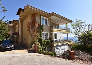 فيلا اطلالة بحرية في الانيا - مستقلة - تصميم 5 غرف وصالة - في مركز الانيا