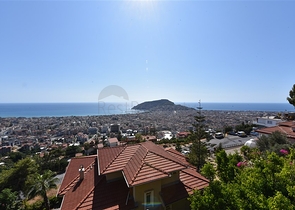 فيلا اطلالة بحرية في الانيا - مستقلة - تصميم 5 غرف وصالة - في مركز الانيا