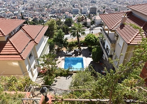 فيلا اطلالة بحرية في الانيا - مستقلة - تصميم 5 غرف وصالة - في مركز الانيا