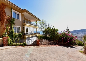 فيلا اطلالة بحرية في الانيا - مستقلة - تصميم 5 غرف وصالة - في مركز الانيا