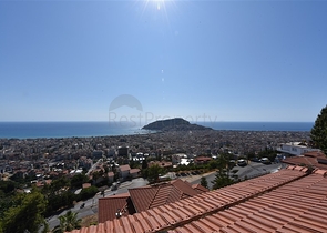 فيلا اطلالة بحرية في الانيا - مستقلة - تصميم 5 غرف وصالة - في مركز الانيا