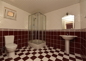 فيلا اطلالة بحرية في الانيا - مستقلة - تصميم 5 غرف وصالة - في مركز الانيا