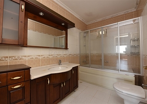 فيلا اطلالة بحرية في الانيا - مستقلة - تصميم 5 غرف وصالة - في مركز الانيا