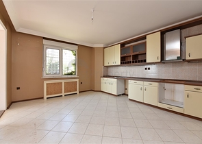 فيلا اطلالة بحرية في الانيا - مستقلة - تصميم 5 غرف وصالة - في مركز الانيا