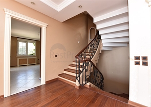 فيلا اطلالة بحرية في الانيا - مستقلة - تصميم 5 غرف وصالة - في مركز الانيا